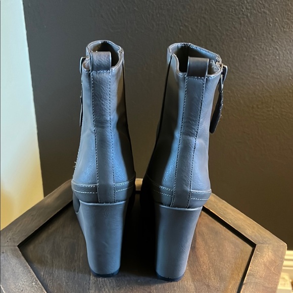 🛑 1 hour sale. Nine West, Size 7, Women's Gray Wedge Ankle Boots - Picture 4 of 9
